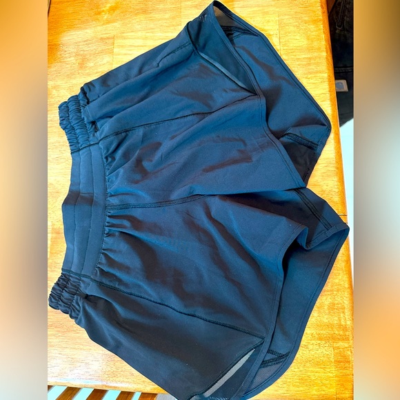 I am selling a never worn pair of lululemon hotty hot shorts in a size 4 - Picture 1 of 3